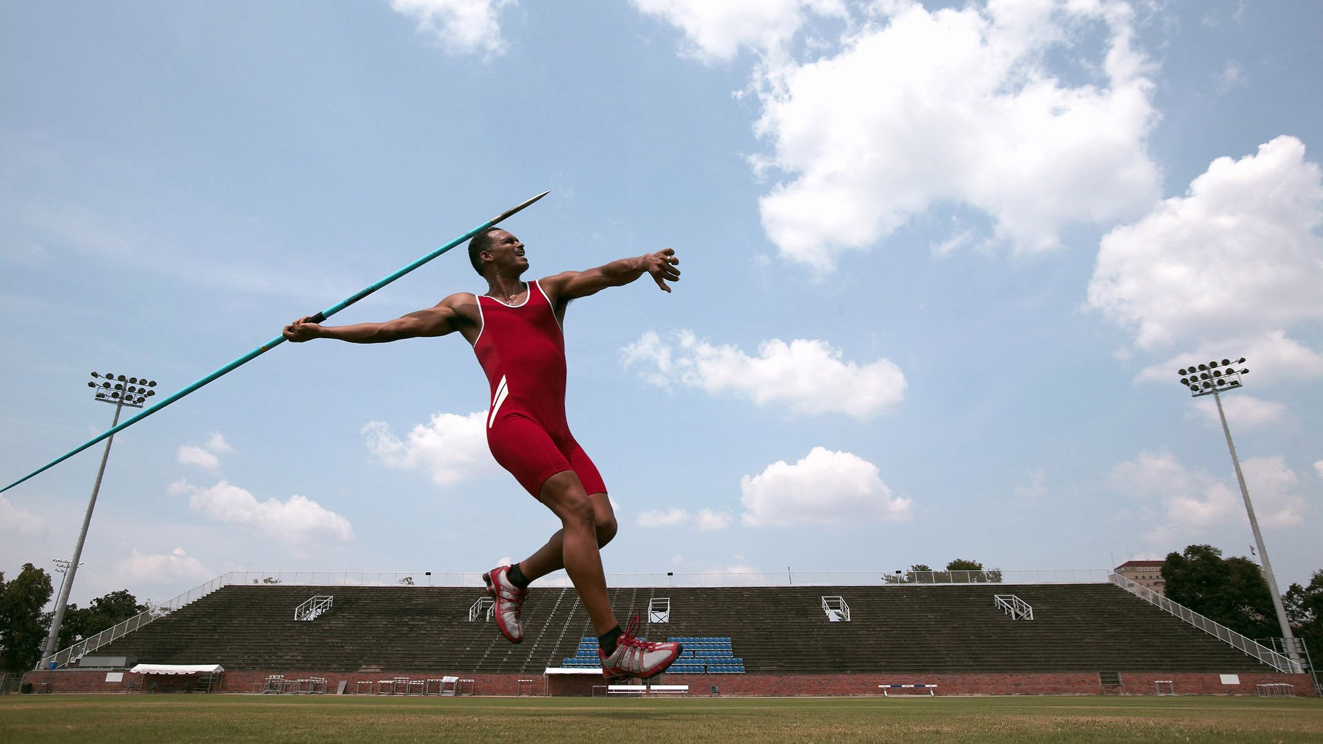 开云平台-中国运动员在国际举重比赛中收获金牌数创新高，中国举重运动员在国外很火