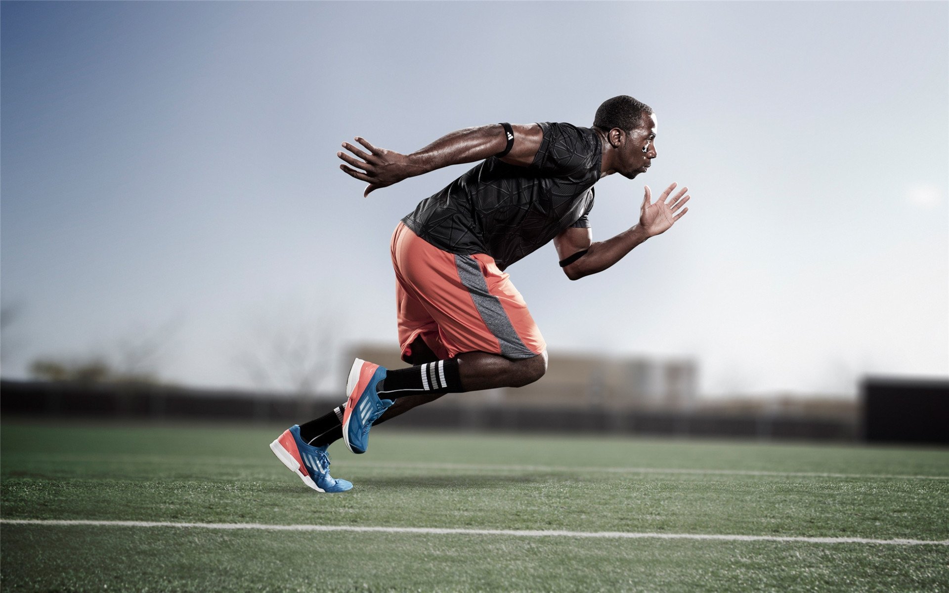 林丹推广课上亲自为小选手做热身，林丹训练视频